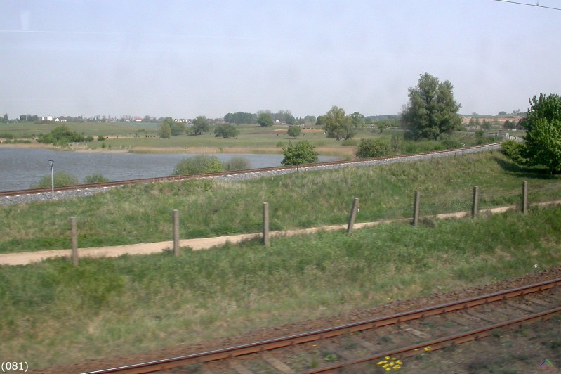 Bahn 081.jpg - Die eingleisige Strecke zweigt nach links ab.